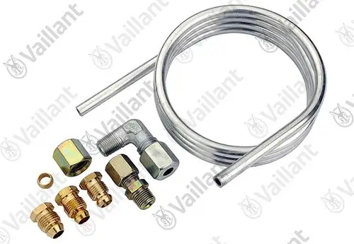 Vaillant Zündgasrohr mit gebogenem Metallrohr und mehreren Verbindungsteilen aus Messing, darunter Schraubanschlüsse und eine Unterlegscheibe.